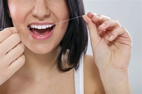 hilo dental para mujer|como usar el hilo dental.